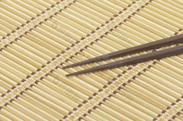 竹席上的深色木筷