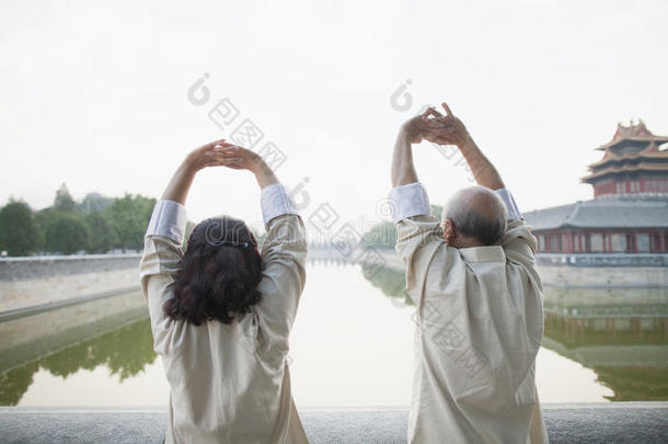 两个中国人在<strong>北京</strong>运河边户外锻炼
