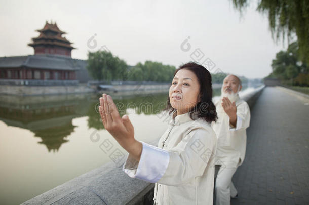 北京运河边练太极的两个中国人