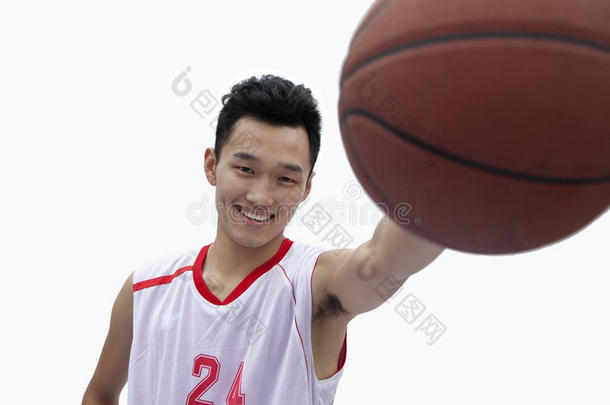 篮球运动员举着篮球，投篮