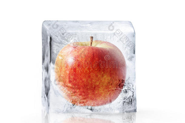 冻在大冰块里的红苹果