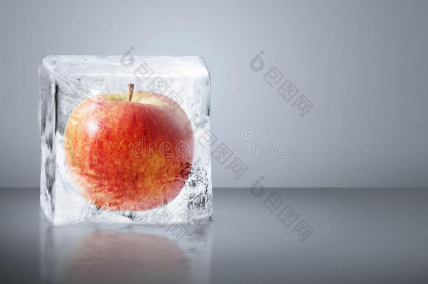 冻在大冰块里的红苹果