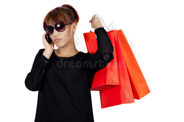 亚洲年轻女子拎着购物袋