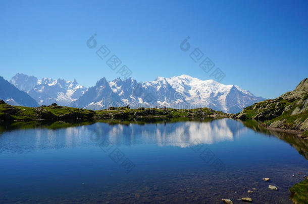 欧洲阿尔卑斯山美丽的蓝色湖泊，背景是勃朗峰