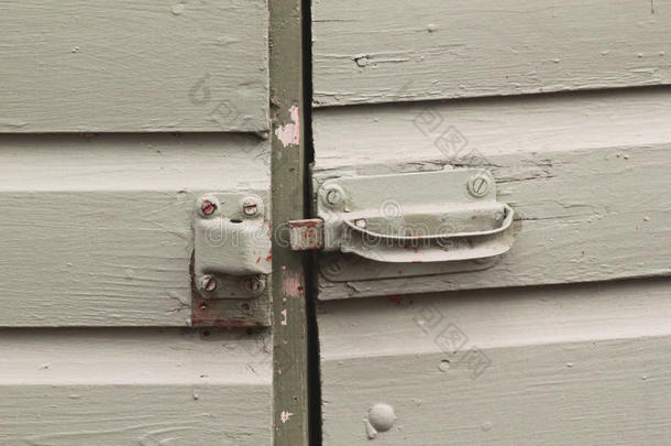 木门上的旧锁一直开着