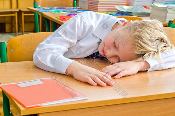 一个小学生在上课时睡着了。