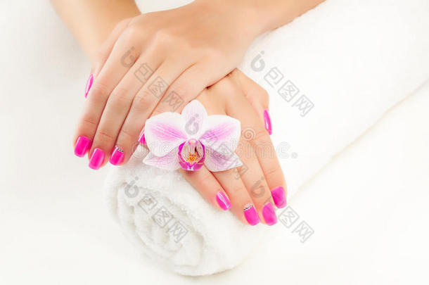 粉色兰花和毛巾的美丽美甲