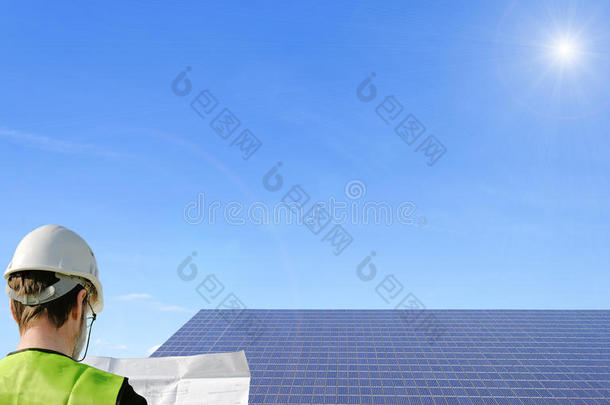 技术人员和太阳能电池板