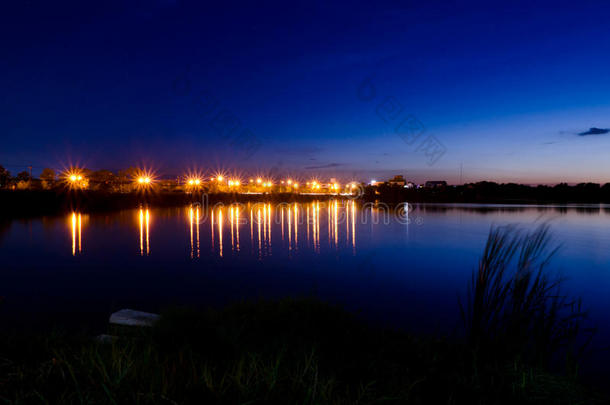 夜景日落时分，黄昏时分，湖面黎明时分