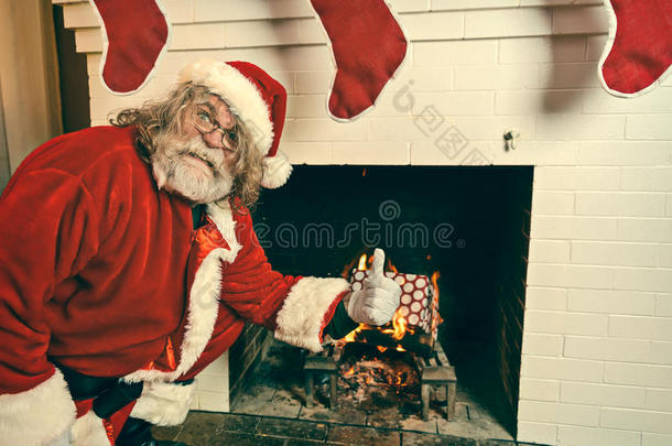 坏圣诞老人在壁炉里烧礼物