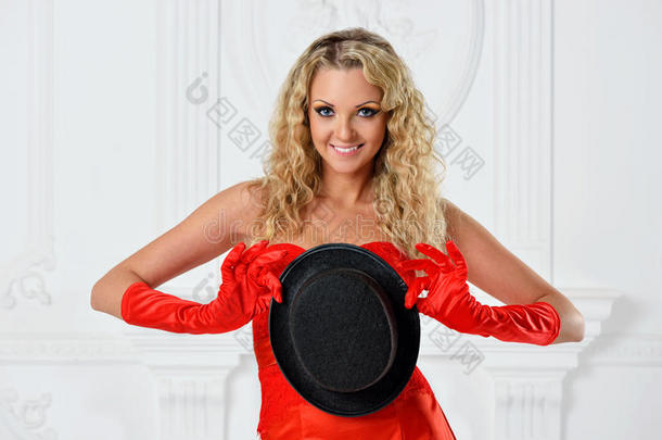 一个穿红色连衣裙戴帽子的漂亮女人。