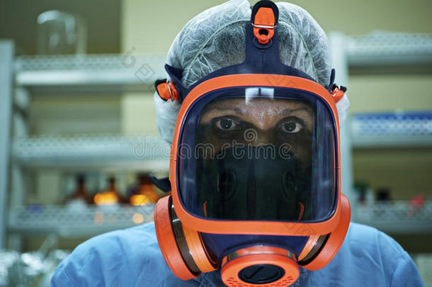 戴防毒面具在科学实验室工作的妇女画像