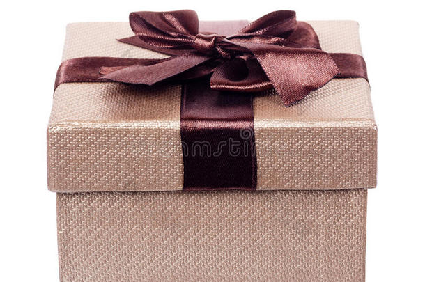 隔离的棕色礼品纸板礼品盒