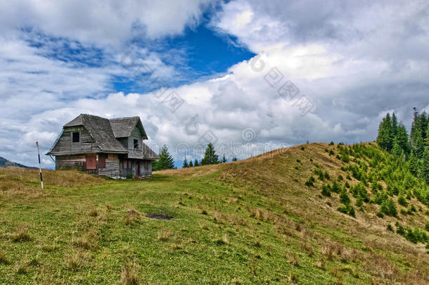 山上废弃的小屋