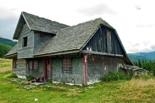 山上废弃的小屋