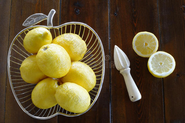 柠檬和柑橘榨汁机概念