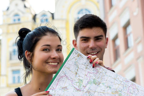 镇上一对年轻夫妇带着旅游地图