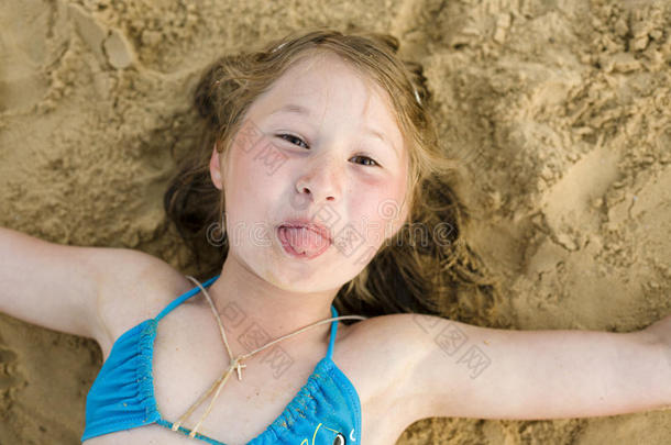 沙滩上嬉戏的可爱小女孩的画像