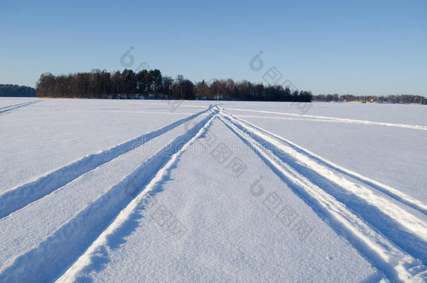 雪地车冬季运输标志冰冻湖雪
