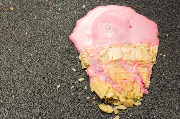压扁的粉红色冰淇淋筒