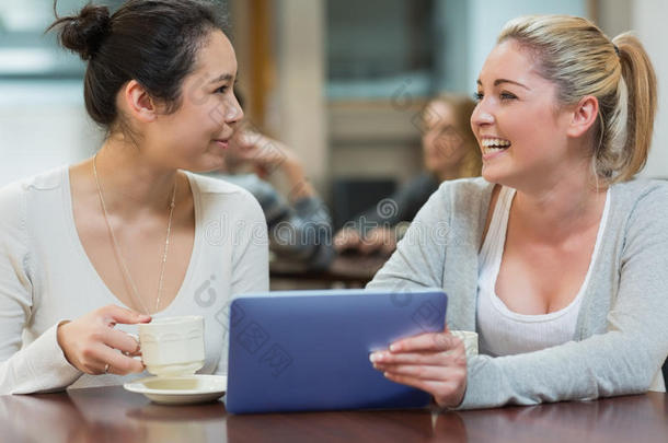 两个学生在咖啡馆聊天