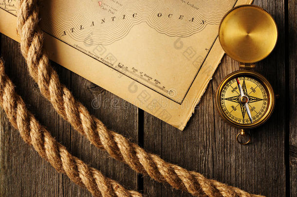 旧地图上的古董指南针和绳子