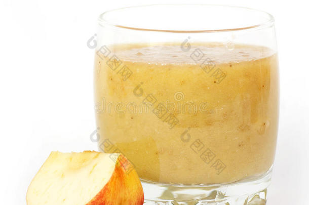 新鲜果汁鸡尾酒和苹果在杯子里。