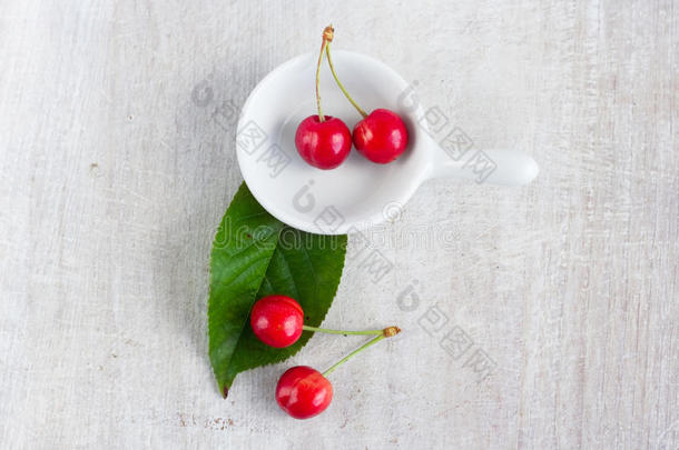 红莓-白汁船绿叶甜樱桃