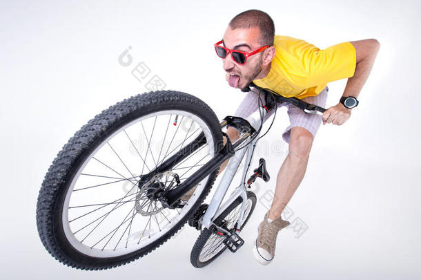 一个<strong>疯狂</strong>的<strong>男孩</strong>骑着土跳自行车做鬼脸-