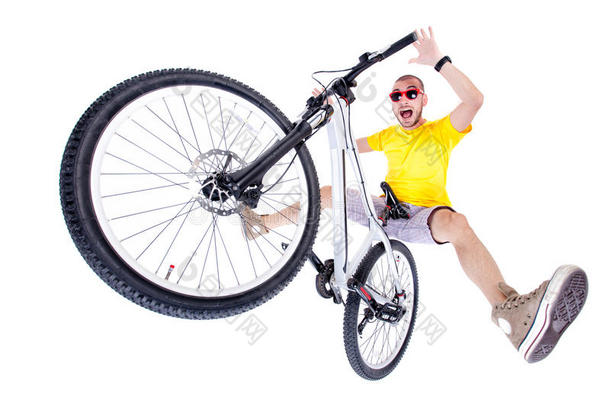 一个疯狂的男孩骑着一辆土制的自行车，被一个白色的宽镜头挡住了