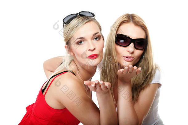 两个年轻女子对着镜头飞吻