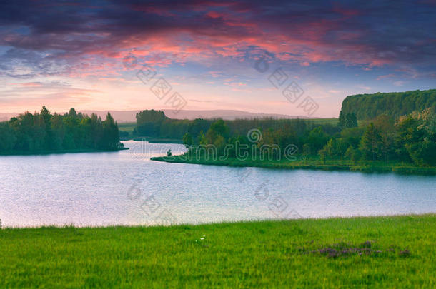 湖畔夏日美景