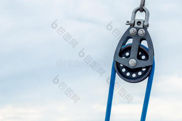在多云的日子里有一个航海滑轮和一条蓝色的缆绳