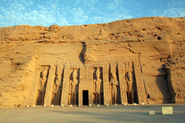 阿布辛贝尔小皇后庙（哈索尔和奈费尔塔里庙）[靠近纳赛尔湖，埃及，阿拉伯国家，非洲]。