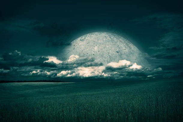 田园、月亮、云彩的梦幻景观