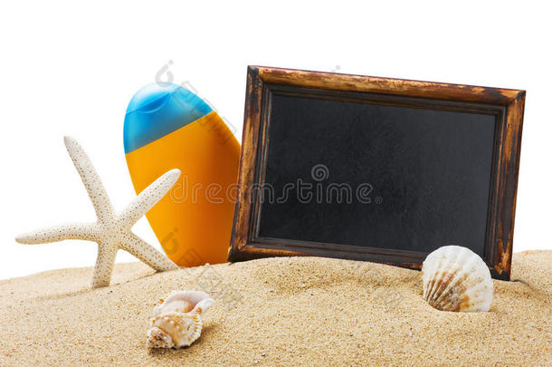 防晒霜和沙滩上的黑板