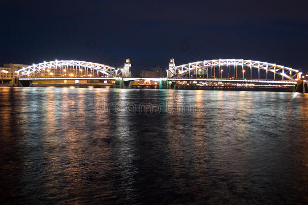 布尔什霍金斯基大桥在晚上
