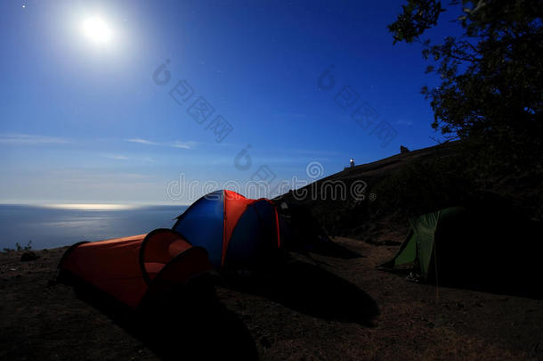 海边的旅游帐篷。<strong>月夜</strong>。大山，犯罪