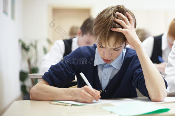 学童在课堂上努力完成考试。