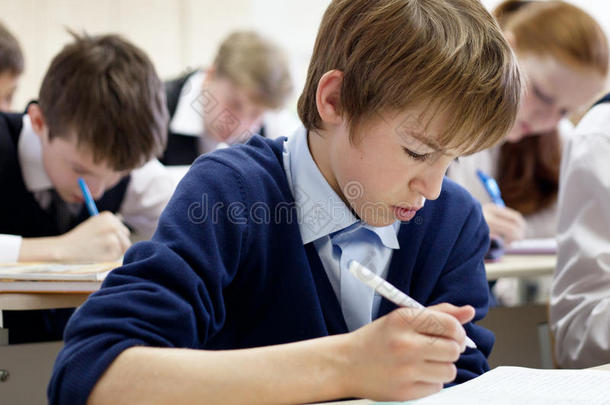 学童在课堂上努力完成考试。