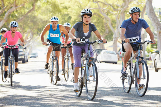 郊外街道上的一群骑自行车的人