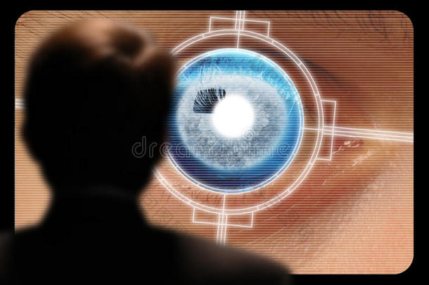 在视频监视器上观看视网膜眼扫描的人