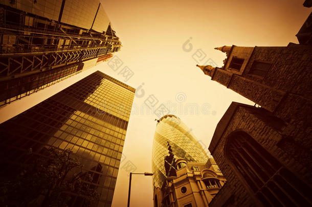 英国伦敦的商业建筑、摩天大楼。金色