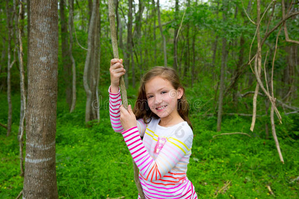 快乐女孩与莉安娜在森林公园丛林中玩耍
