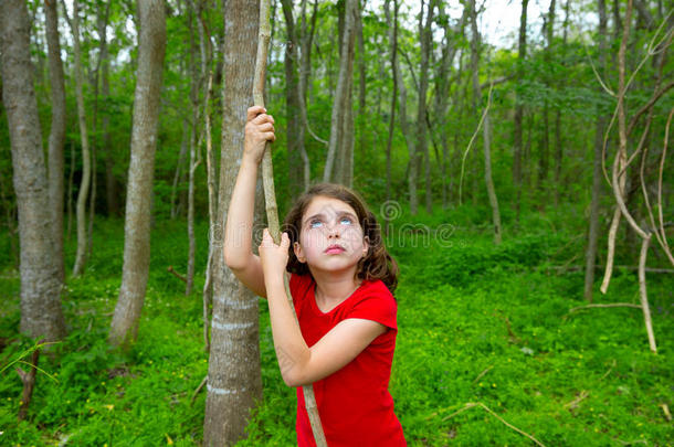 快乐女孩与莉安娜在森林公园丛林中玩耍