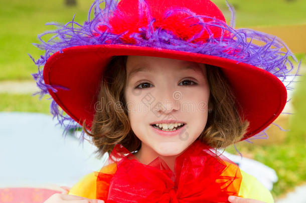 有趣的小女孩带着时尚的红色帽子和薄纱蝴蝶结