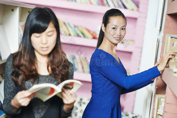 图书馆藏书的中国青年女学生