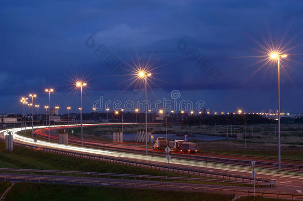 夜间高速公路上的电灯。夜间照明桅杆