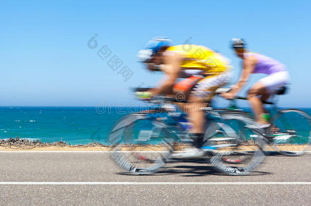 沿海岸公路骑自行车比赛