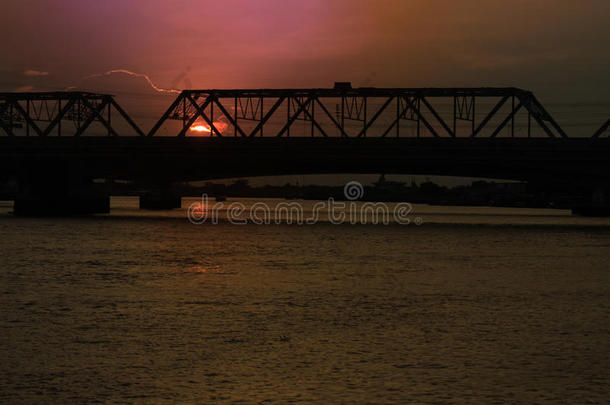 湄南河大桥上的夕阳
